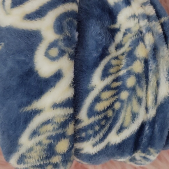 Brand New BELISSIMO FLANNEL THROW - Picture 4 of 4